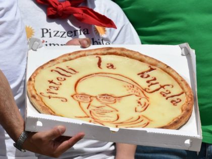 A pizza maker waits to show his pizza with a drawing of Pope Francis at the end of his weekly general audience at St Peter's square on June 15, 2016 in Vatican. / AFP / ALBERTO PIZZOLI (Photo credit should read ALBERTO PIZZOLI/AFP/Getty Images)