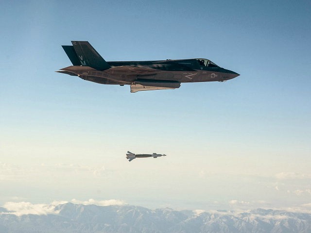 A U.S. Marine Corps F-35B short take-off and vertical landing (STOVL) fighter jet drops a laser-guided bomb during its first guided weapons release test at Edwards Air Force Base, California October 29, 2013. REUTERS/US Navy/Handout via Reuters