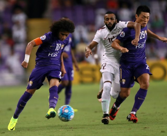 UAE's al-Ain club player Omar Abdulrahman (L) fights for the ball with Qatar's el Jaish cl