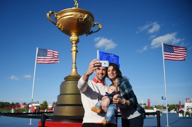 Olympic Gold Medalist Michael Phelps (L) and his fiancee Nicole Johnson (R) take a selfie