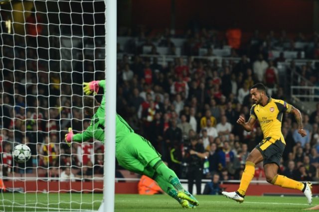 Arsenal's midfielder Theo Walcott (R) heads the opening goal past Basel's goalkeeper Tomas