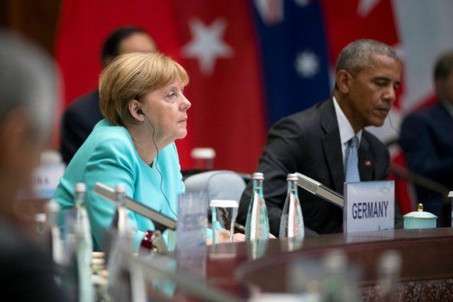 German Chancellor Angela Merkel (L) and US President Barack Obama (R) attend the opening c