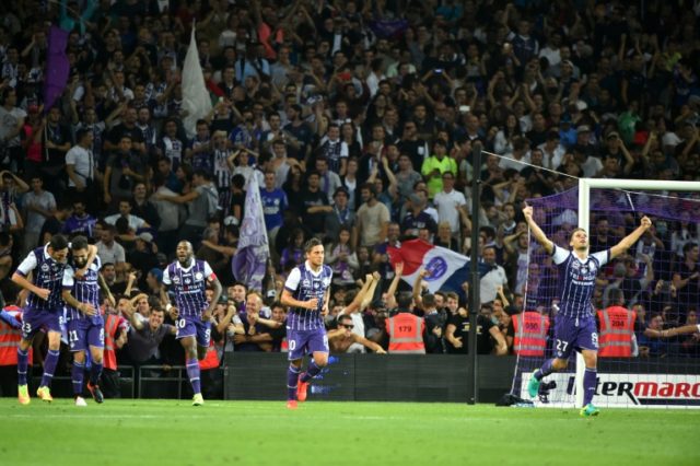 Toulouse's Swedish midfilder Jimmy Durmaz (2ndL) and teammates celebrate ater he scored th