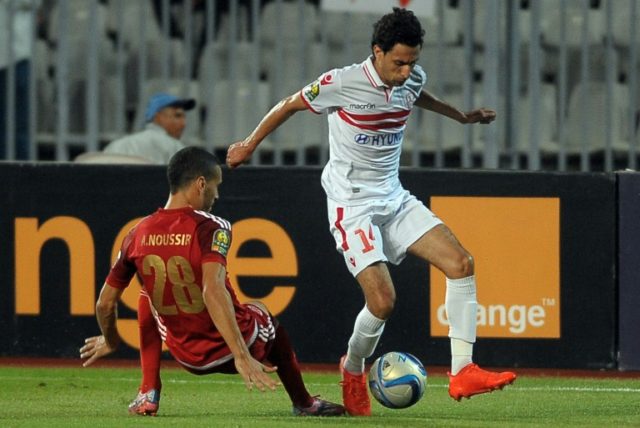 Ayman Hefny (R) of Egypt’s Zamalek club fights for the ball with Abdellatif Noussir (L)