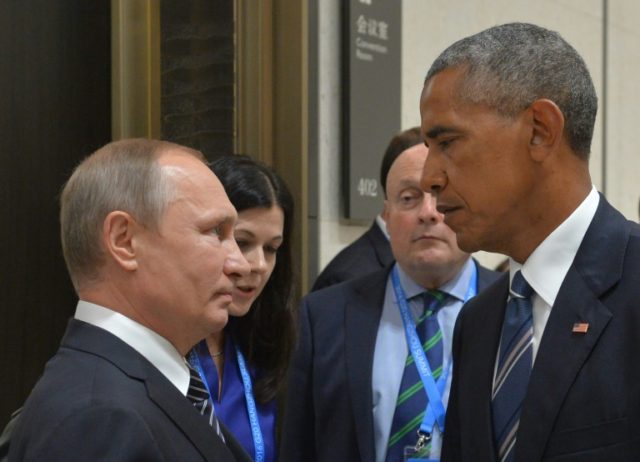 Russian President Vladimir Putin (L) meets with his US counterpart Barack Obama on the sid