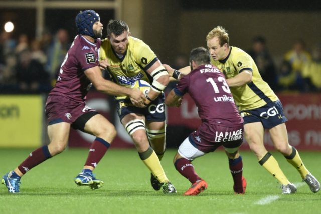 Clermont's French lock Paul Jedrasiak (2nd L) runs with the ball during the French Top 14