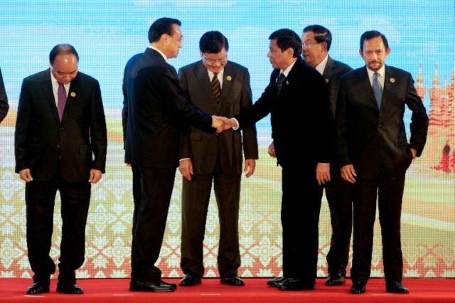 Philippines President Rodrigo Duterte shakes hands with Chinese Primier Li Keqiang at the