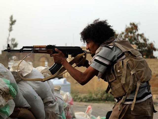 Yemen, Taez : A Yemeni tribesman from the Popular Resistance Committees, supporting forces