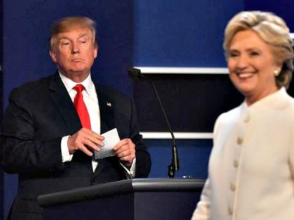 Debate Trump Regards Clinton