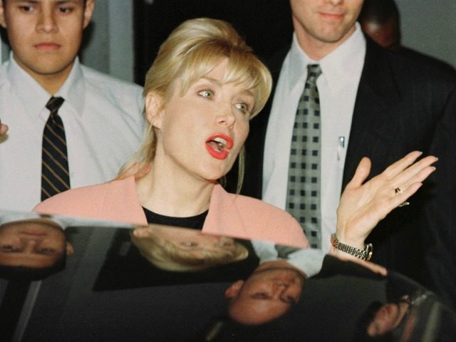 Gennifer Flowers (C) answers reporters' questions following her interview on CNN&#039