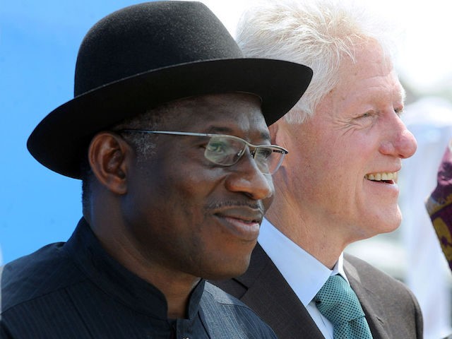 TO GO WITH AFP STORY BY BEN SIMON Nigerian President Goodluck Jonathan (L) and former US