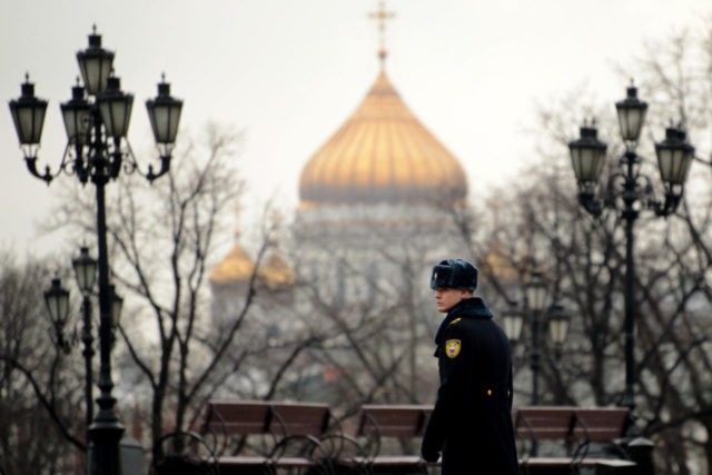 A soldier of the Presidential Regiment walks in central Moscow, on January 10, 2014, with the giant Christ the Saviour Cathedral dominating the landscape (back). AFP PHOTO / KIRILL KUDRYAVTSEV (Photo credit should read KIRILL KUDRYAVTSEV/AFP/Getty Images)