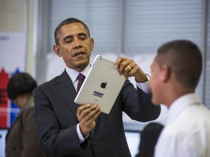ADELPHI, MD - FEBRUARY 04: (AFP OUT) U.S. President Barack Obama (L) uses an Apple iPad t