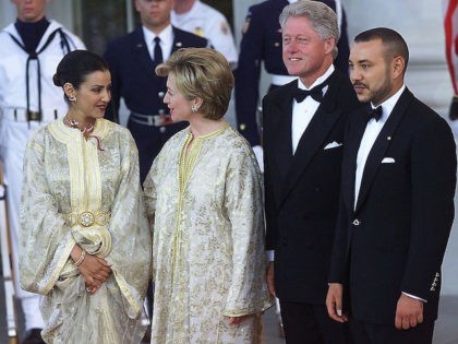 WASHINGTON, : US President Bill Clinton (2nd R) and US First Lady Hillary Rodham Clinton (2nd L) greet His Majesty Mohammed VI, King of Morocco (R), and his sister, Her Royal Highness Lalla Meryem (L), at the North Portico of the White House 20 June 2000 in Washington, DC. (ELECTRONIC …
