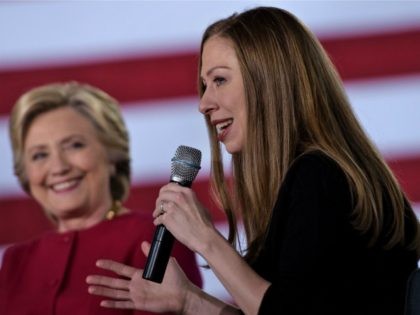 Democratic presidential nominee Hillary Clinton listens as her daughter Chelsea Clinton speaks during a town hall meeting October 4, 2016 in Haverford, Pennsylvania. / AFP / Brendan Smialowski (Photo credit should read