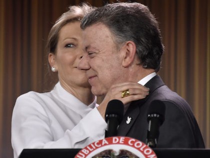 Colombian president Juan Manuel Santos is kissed by his wife Maria Clemencia Rodriguez dur