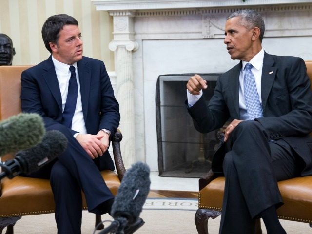 . President Barack Obama (R) and Italian Prime Minister Matteo Renzi (L) talk in the Oval