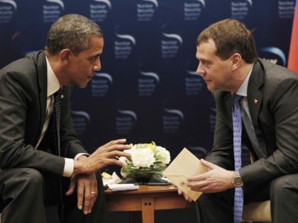 Obama Medvedev (Pablo Martinez Monsivais / Associated Press)
