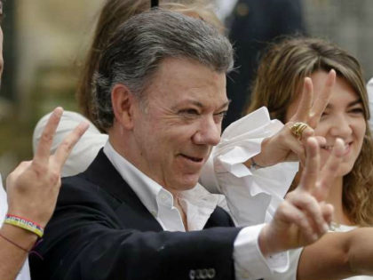 Colombia's President Juan Manuel Santos makes the victory sign after voting in a referendum to decide whether or not to support the peace deal he signed with rebels of the Revolutionary Armed Forces of Colombia, FARC, in Bogota, Colombia, Sunday, Oct. 2, 2016. (AP Photo/Ricardo Mazalan)
