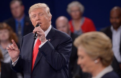 US Democratic Presidential nominee Hillary Clinton (R) and Republican Presidential nominee