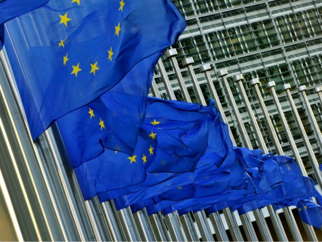le-drapeau-etoile-symbole-de-la-commission-europeenne-a-laquelle-l-agence-d-evaluation-sta
