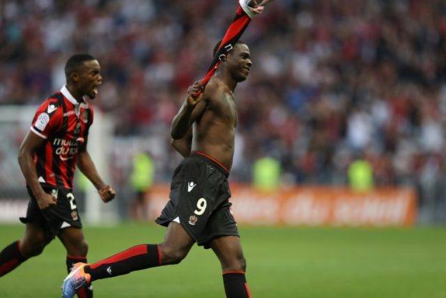 Nice's forward Mario Balotelli (R) celebrates after scoring a goal with his teammate Wylan