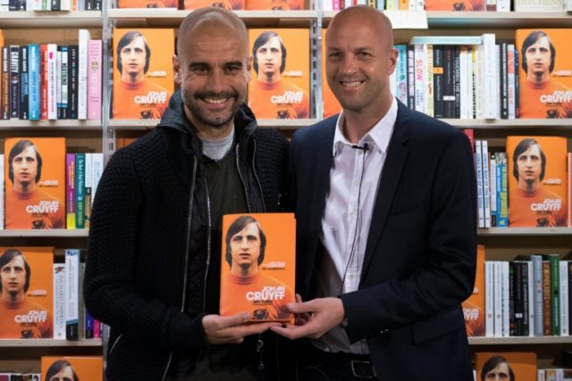 Manchester City's manager Pep Guardiola (L) poses for a photograph with former Dutch footb