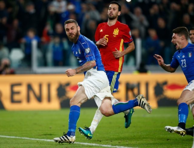 Italy's midfielder Daniele De Rossi celebrates after scoring a penalty on October 6, 2016