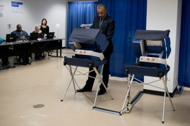US President Barack Obama votes early at the Cook County Office Building in Chicago, Illin
