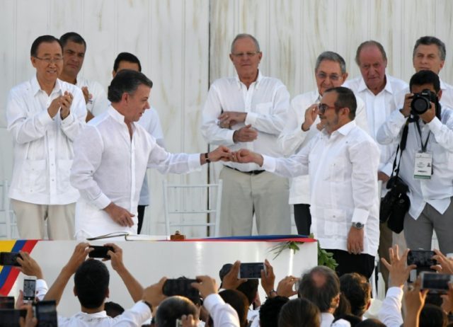 The leader of the FARC, Rodrigo Londono (R), and Colombian President Juan Manuel Santos (L