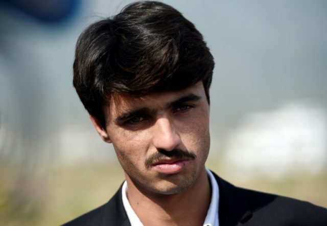 A candid photo of Pakistani Chia wala (tea seller), Arshad Khan hit the internet, sparking