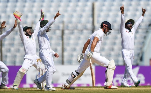 Bangladesh captain Mushfiqur Rahim (L) and teammates appeal unsuccessfuly for the wicket o