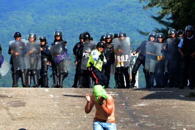 Riot police confront opponents to Nicolas Maduro's government in San Cristobal, state of T