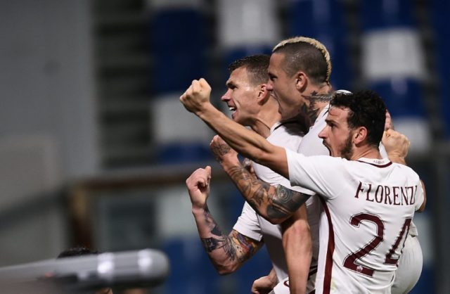 Roma's forward Edin Dzeko (L) celebrates with Roma's Radja Nainggolan and Alessandro Flore
