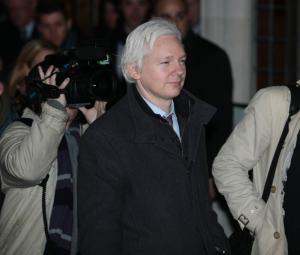 WikiLeaks says Assange's Internet link severed by 'state party'