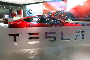 Tesla Motors: All cars in production equipped with self-driving features