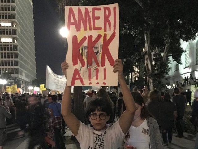 Anti-Trump protest (@4n0nc47 / Twitter)