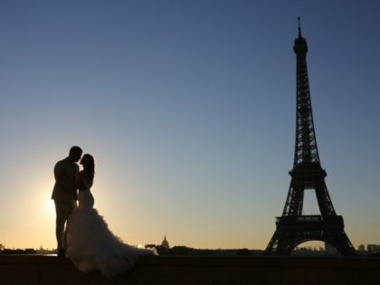 Picture taken on september 29, 2015 shows a young married couple posing for souvenirs pict