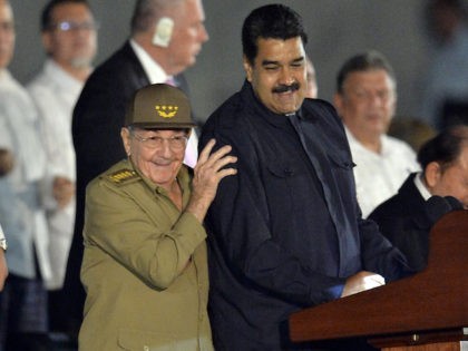 Cuban President Raul Castro (L) stands with Venezuelan President Nicolas Maduro (R) during