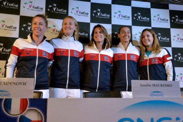 French Fed Cup coach Amelie Mauresmo (C) poses with players (from L), Pauline Parmentier,