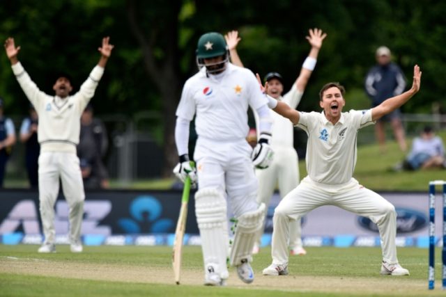 New Zealand's Trent Boult (R) appeals for a LBW call on Pakistan's Sami Aslam during day t