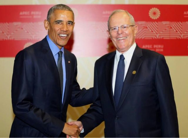 Peru's President Pedro Pablo Kuczynski (R) meeting with US President Barack Obama on the s