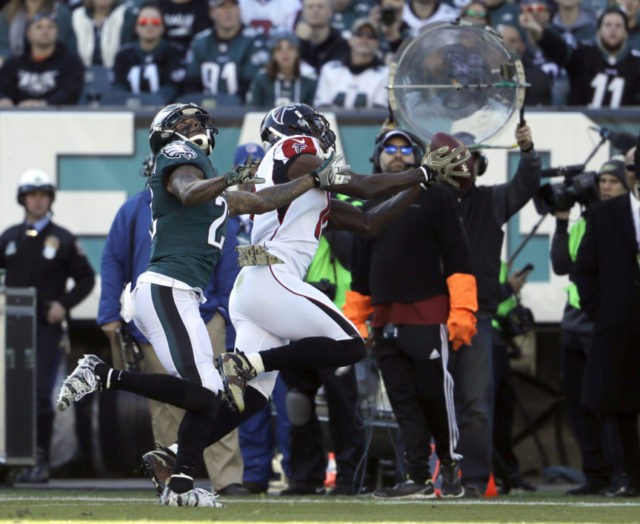 The Latest: Mariota on target against Rodgers Photo The Associated Press