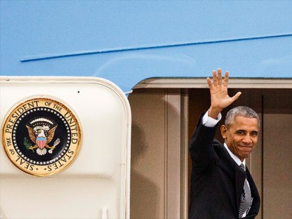 Barack-Obama-waving-goodbye-AF1-Nov-18-2016-Getty