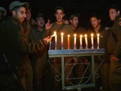 Hanukkah-IDF-Soldiers-12-24-2016 (David Silverman / Getty)