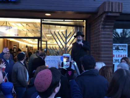 Santa Monica synagogue lights Chanukah menorah (Joel Pollak / Breitbart News)