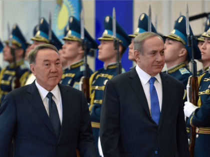 Kazakh President Nursultan Nazarbayev (L) and Israeli Prime Minister Benjamin Netanyahu (R