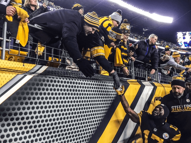 Steelers fans congratulate Eli Rogers after Steelers win AFC North after rallying by Raven