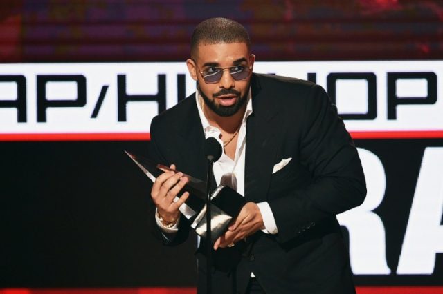 Rapper Drake accepts Favorite Rap/Hip-Hop Artist onstage during the 2016 American Music Aw