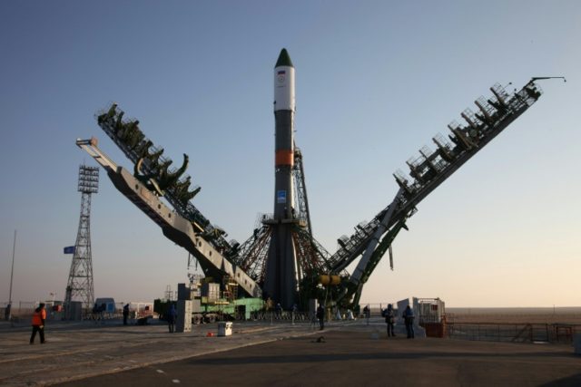 Service towers move towards the Soyuz-U carrier rocket with the cargo ship Progress MS-04